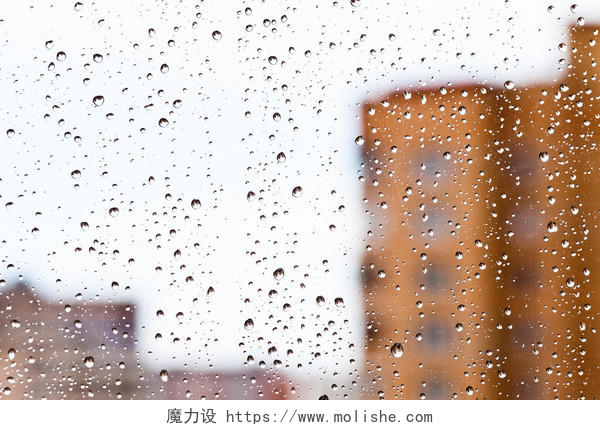 雨落在窗口与城市房子背景传统二十四节气24节气雨水